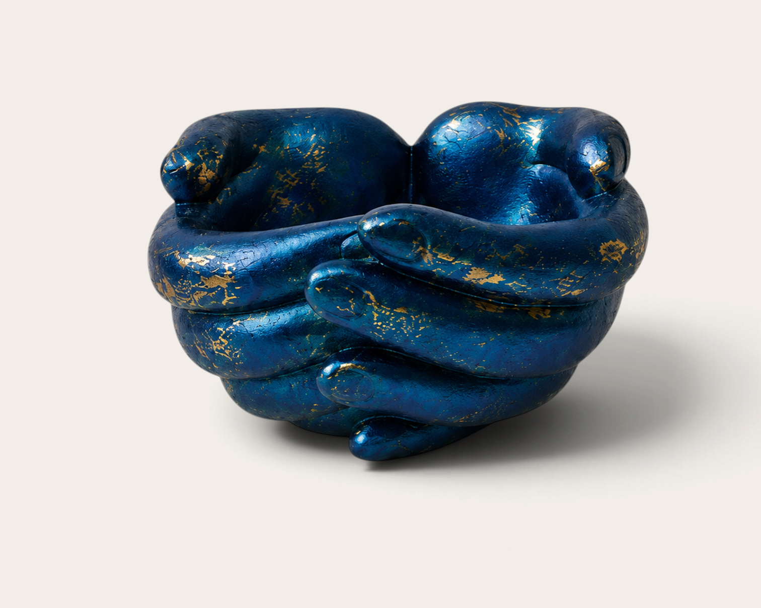 Escultura decorativa THE IBIZA CANDLES Old Blue Metal con forma de manos entrelazadas en azul con detalles dorados