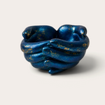 Escultura decorativa THE IBIZA CANDLES Old Blue Metal con forma de manos entrelazadas en azul con detalles dorados