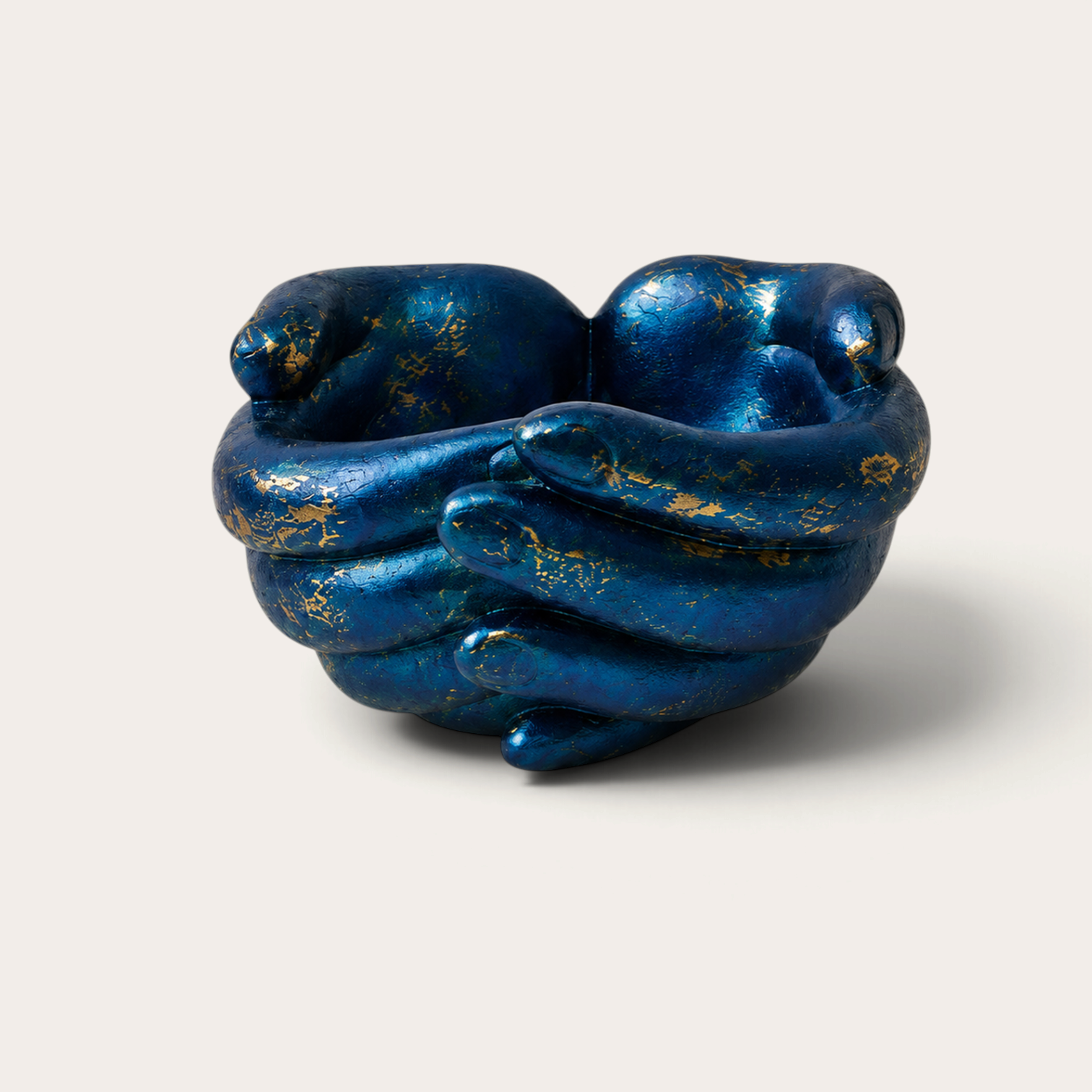 Escultura decorativa THE IBIZA CANDLES Old Blue Metal con forma de manos entrelazadas en azul con detalles dorados