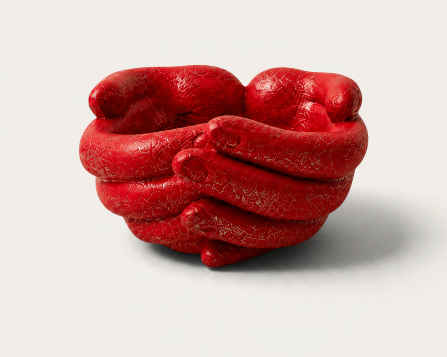 Vela escultórica roja Glitter Red de THE IBIZA CANDLES con forma de manos entrelazadas y acabado artesanal texturizado