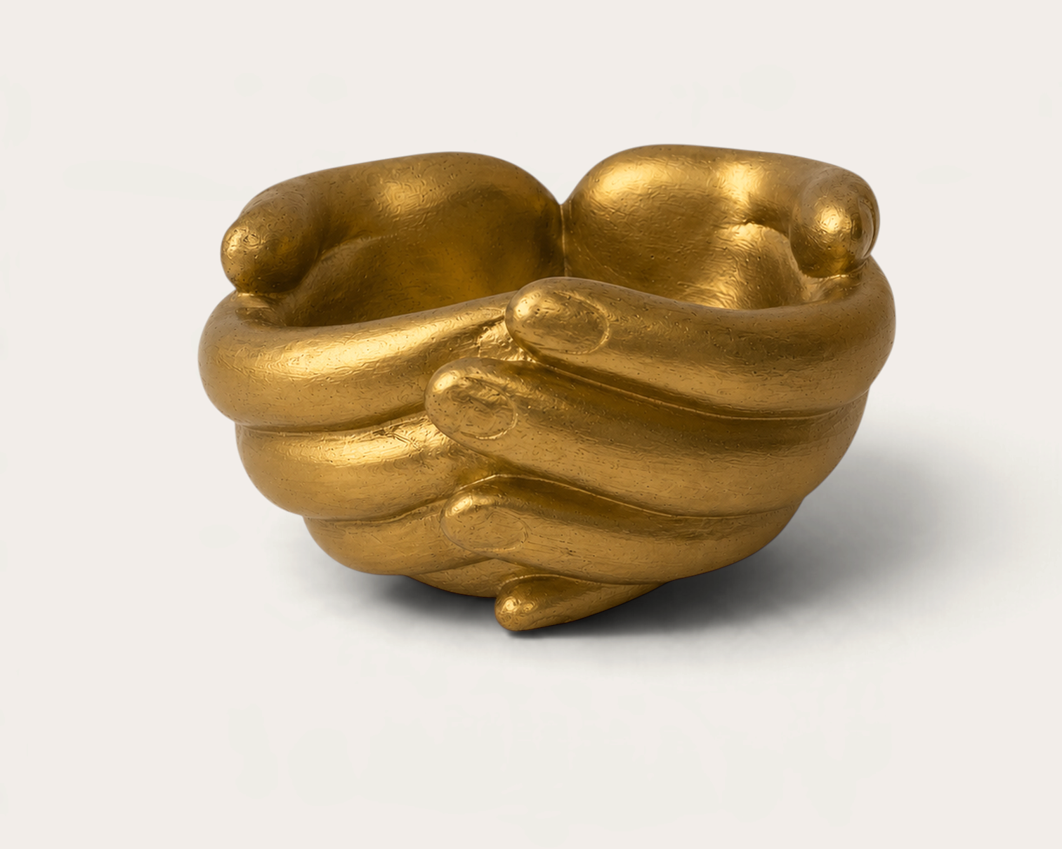 Vela escultórica Gold Heart de THE IBIZA CANDLES con forma de manos entrelazadas en color dorado brillante