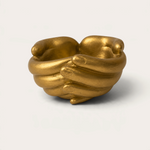 Vela escultórica Gold Heart de THE IBIZA CANDLES con forma de manos entrelazadas en color dorado brillante