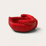 Vela escultórica Glitter Red de THE IBIZA CANDLES con forma de manos ahuecadas en color rojo brillante artesanal