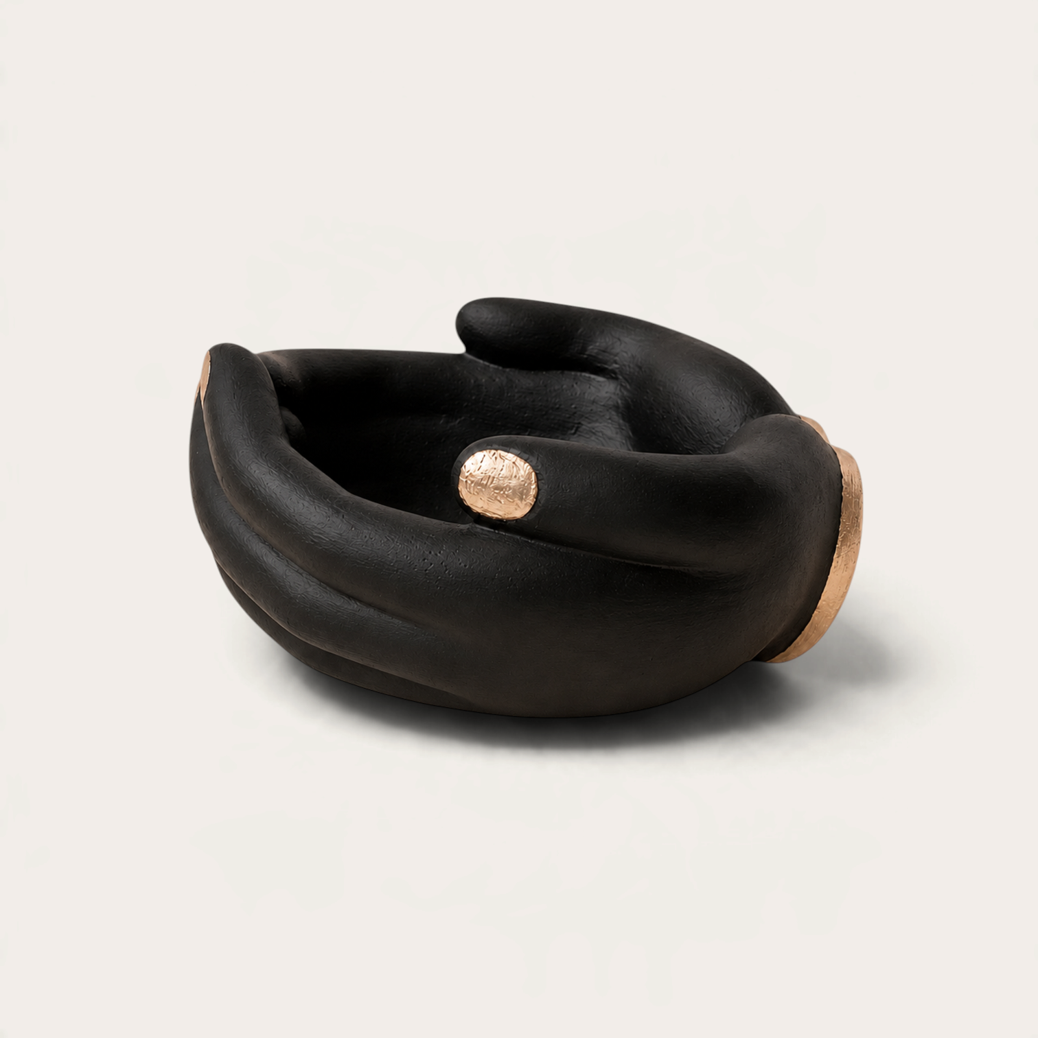 Vela escultórica Black Tuxedo de THE IBIZA CANDLES con forma de manos entrelazadas en color negro y detalles dorados.