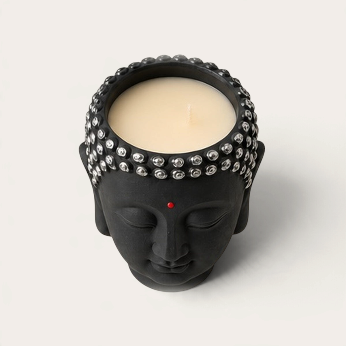 Vela artesanal Dark Moon de THE IBIZA CANDLES con forma de cabeza de Buda negra y detalles plateados
