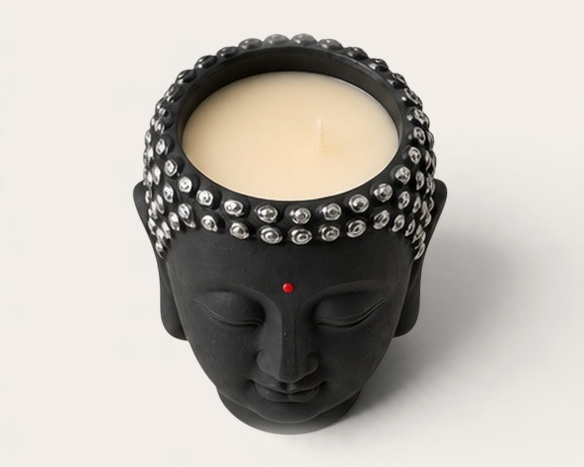 Vela artesanal Dark Moon de THE IBIZA CANDLES con forma de cabeza de Buda negra y detalles plateados