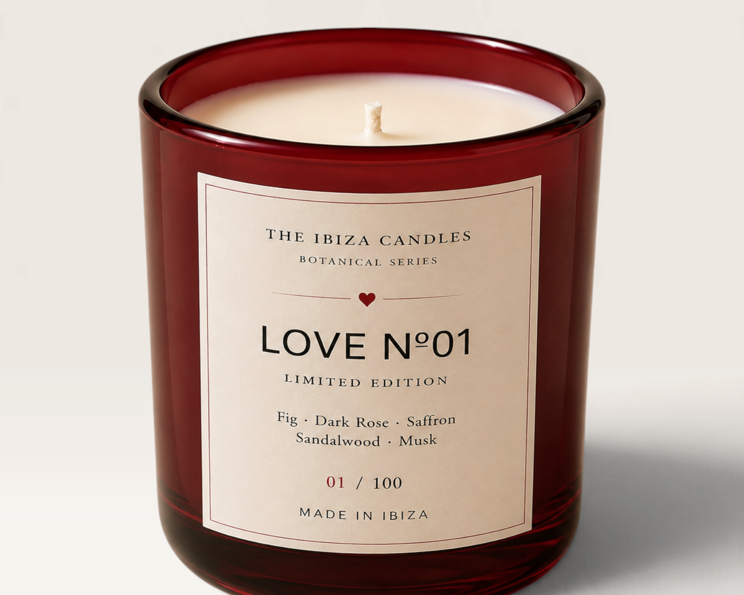 Vela aromática THE IBIZA CANDLES LOVE 01 en recipiente de cristal rojo burdeos con etiqueta artesanal de edición limitada