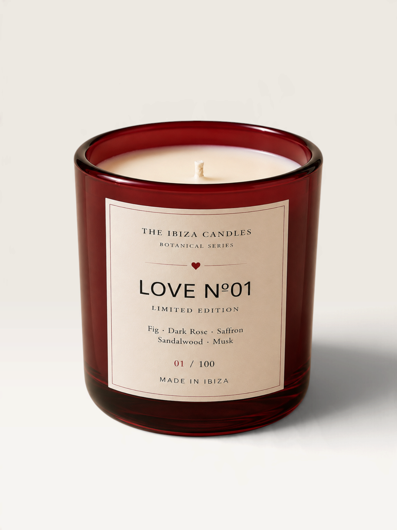 Vela aromática THE IBIZA CANDLES LOVE 01 en recipiente de cristal rojo burdeos con etiqueta artesanal de edición limitada