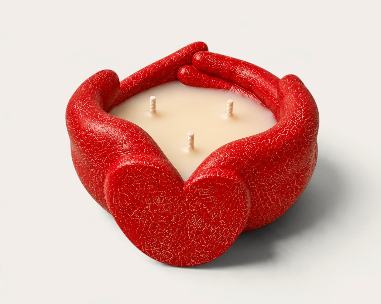 Vela artesanal THE IBIZA CANDLES Glitter Red con forma de manos entrelazadas en color rojo brillante y acabado texturizado