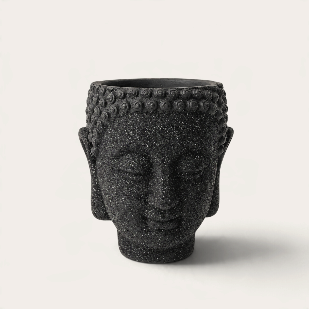 Vela escultórica THE IBIZA CANDLES con forma de cabeza de Buda en color negro brillante y acabado artesanal