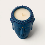 Vela THE IBIZA CANDLES con forma de cabeza de Buda azul pintada a mano, ideal como pieza decorativa reutilizable.
