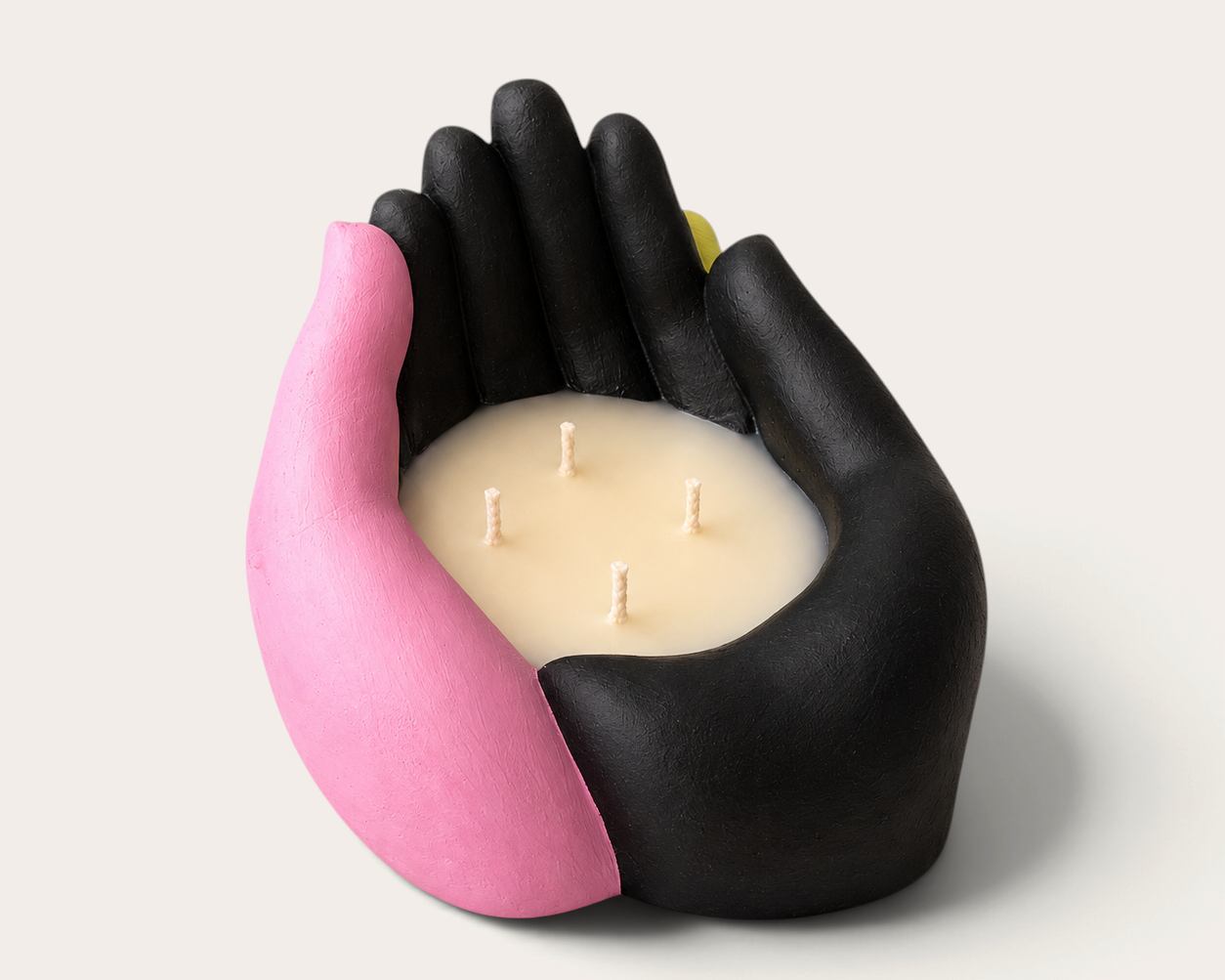 Vela escultórica THE IBIZA CANDLES con forma de manos entrelazadas en color negro y rosa, diseño artesanal de Fabio Camarotta.