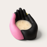 Vela escultórica THE IBIZA CANDLES con forma de manos entrelazadas en color negro y rosa, diseño artesanal de Fabio Camarotta.