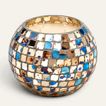 Vela aromática Hippie de THE IBIZA CANDLES en recipiente esférico de mosaico multicolor con tonos azules y dorados.