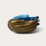Vela escultórica Gold Mariner de THE IBIZA CANDLES con forma de manos entrelazadas en tonos dorado y azul