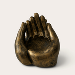 Vela escultórica THE IBIZA CANDLES Dark Bronze con forma de manos ahuecadas, pieza artesanal pintada a mano.