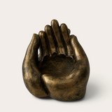 Vela escultórica THE IBIZA CANDLES Dark Bronze con forma de manos ahuecadas, pieza artesanal pintada a mano.