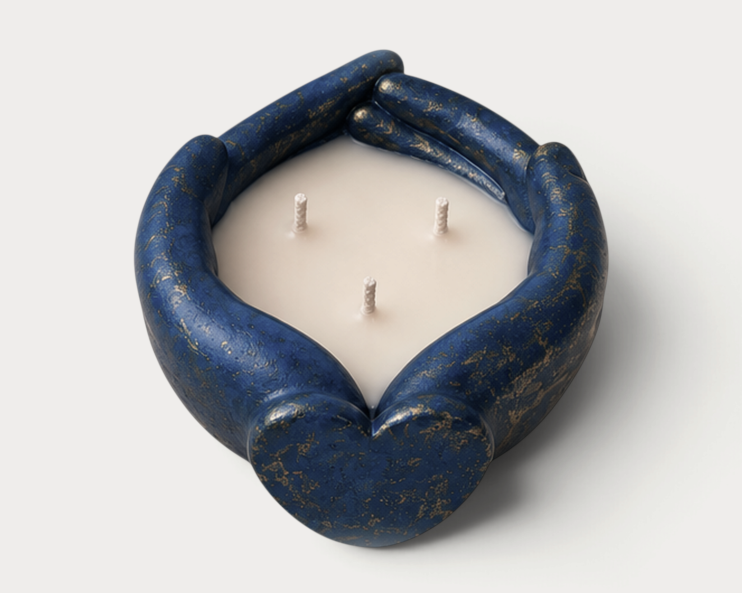 Vela artesanal THE IBIZA CANDLES Blue Rain con forma de manos azules y doradas enlazadas formando un corazón