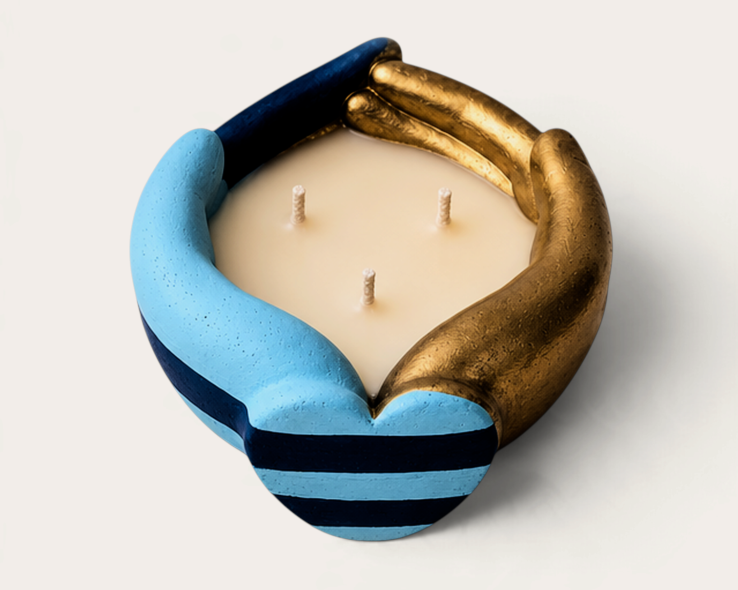 Vela artesanal THE IBIZA CANDLES Gold Mariner con forma de manos entrelazadas en azul y dorado, tres mechas.