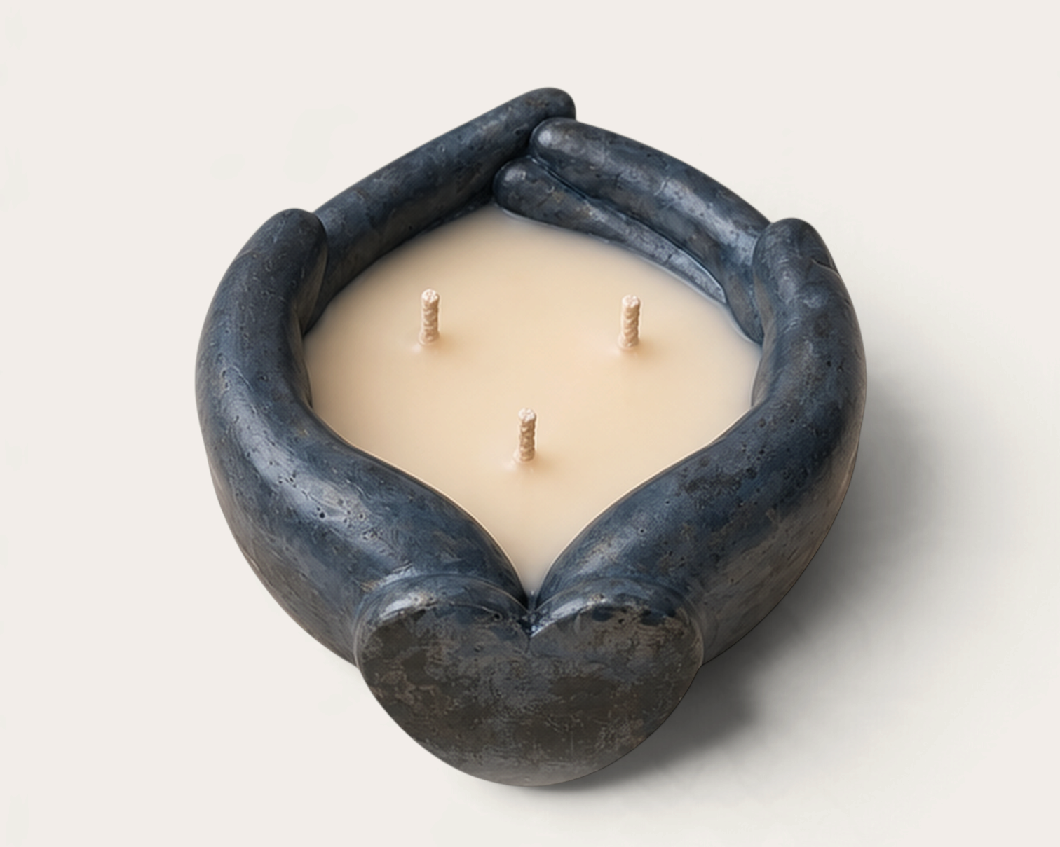 Vela artesanal THE IBIZA CANDLES con forma de manos entrelazadas en color azul metalizado y tres mechas