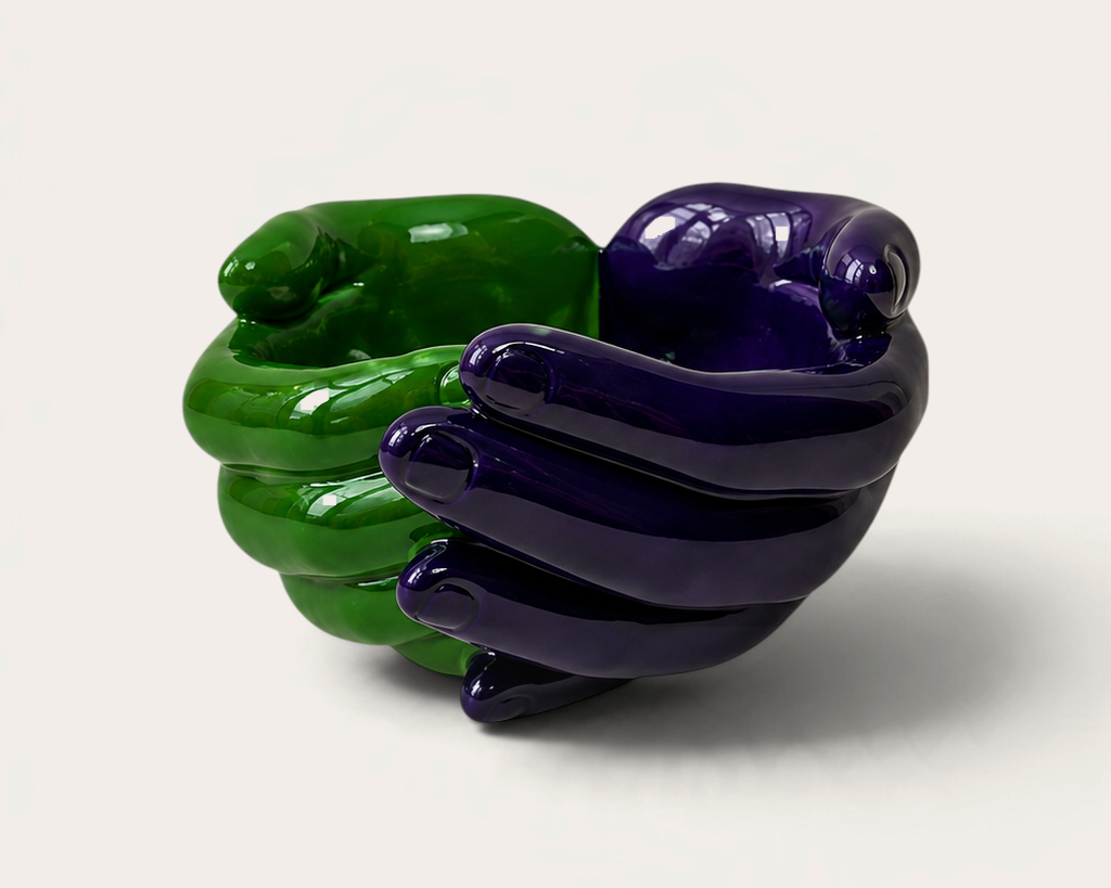 Vela escultórica THE IBIZA CANDLES con forma de manos entrelazadas en colores verde y morado brillante
