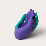 Vela escultórica THE IBIZA CANDLES con forma de manos entrelazadas en tonos morado y turquesa pintada a mano