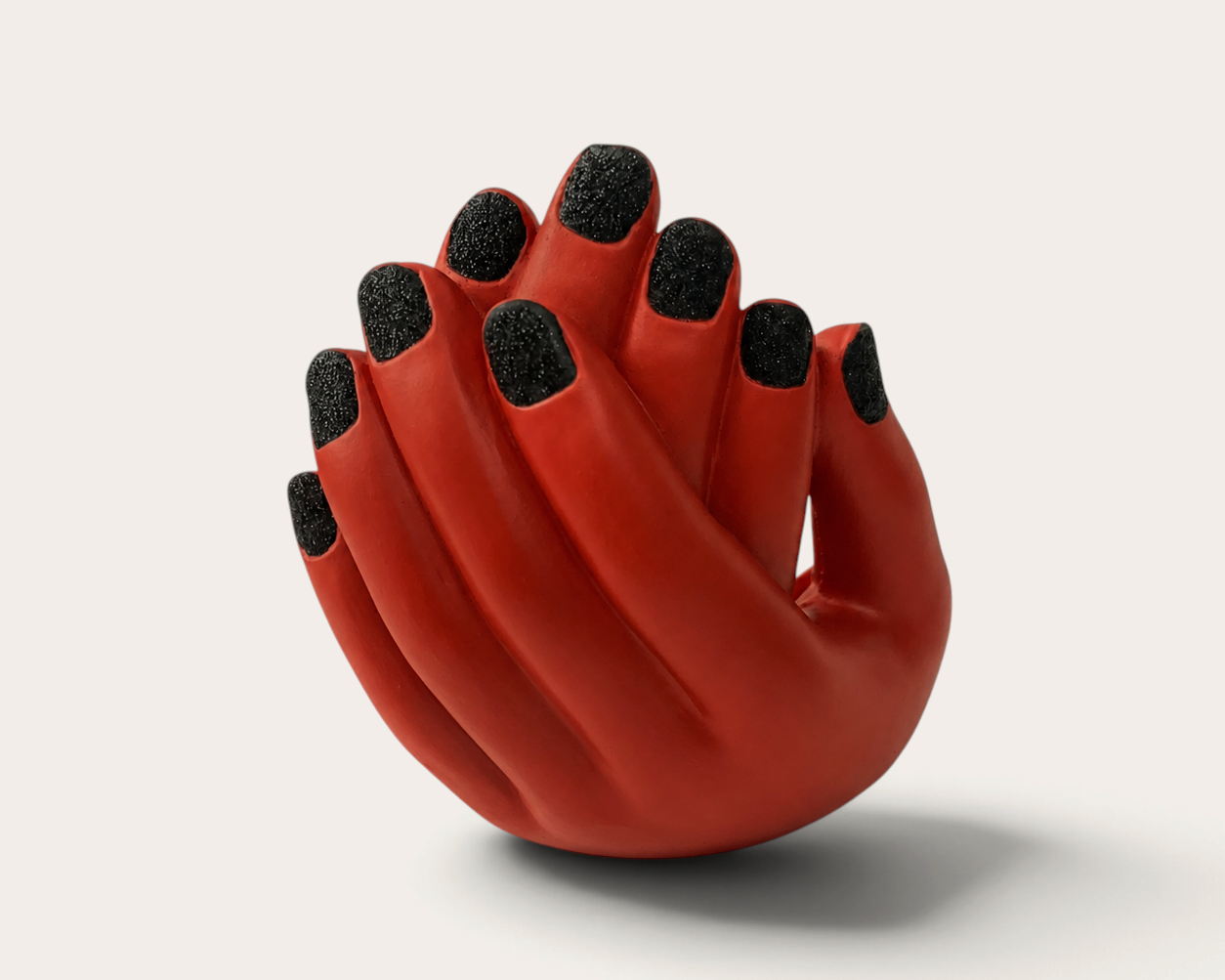 Vela escultórica THE IBIZA CANDLES Red Glitter con forma de manos entrelazadas rojas y uñas con purpurina negra.