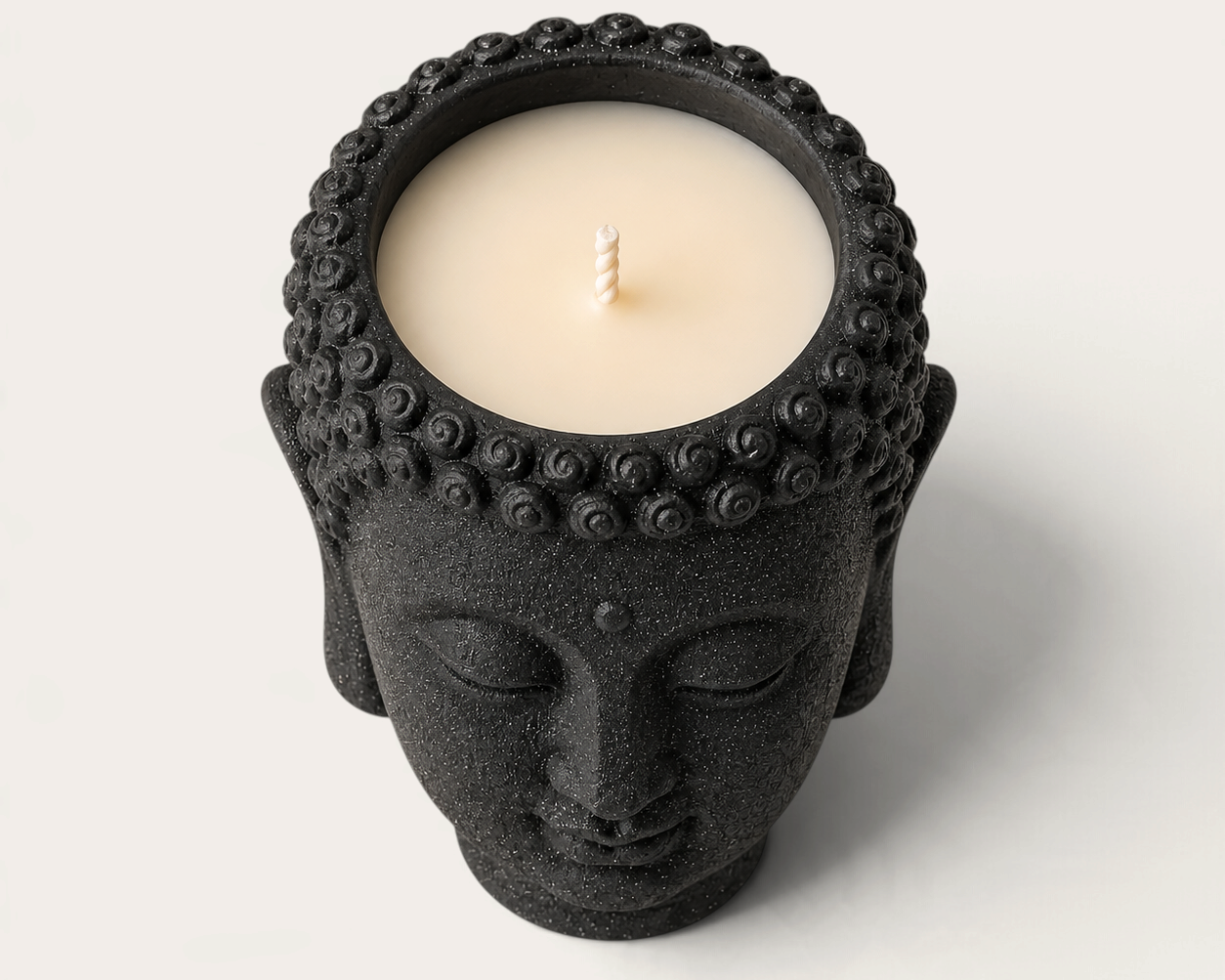 Vela artesanal THE IBIZA CANDLES con forma de cabeza de Buda en color negro brillante y acabado texturizado