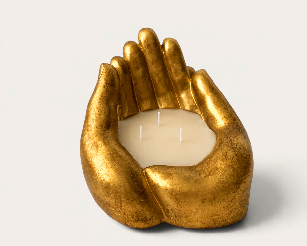 Vela artesanal THE IBIZA CANDLES con forma de manos doradas pintadas a mano por Fabio Camarotta como pieza escultórica