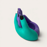 Vela escultórica THE IBIZA CANDLES con forma de mano pintada a mano en tonos morado y turquesa con uñas negras.