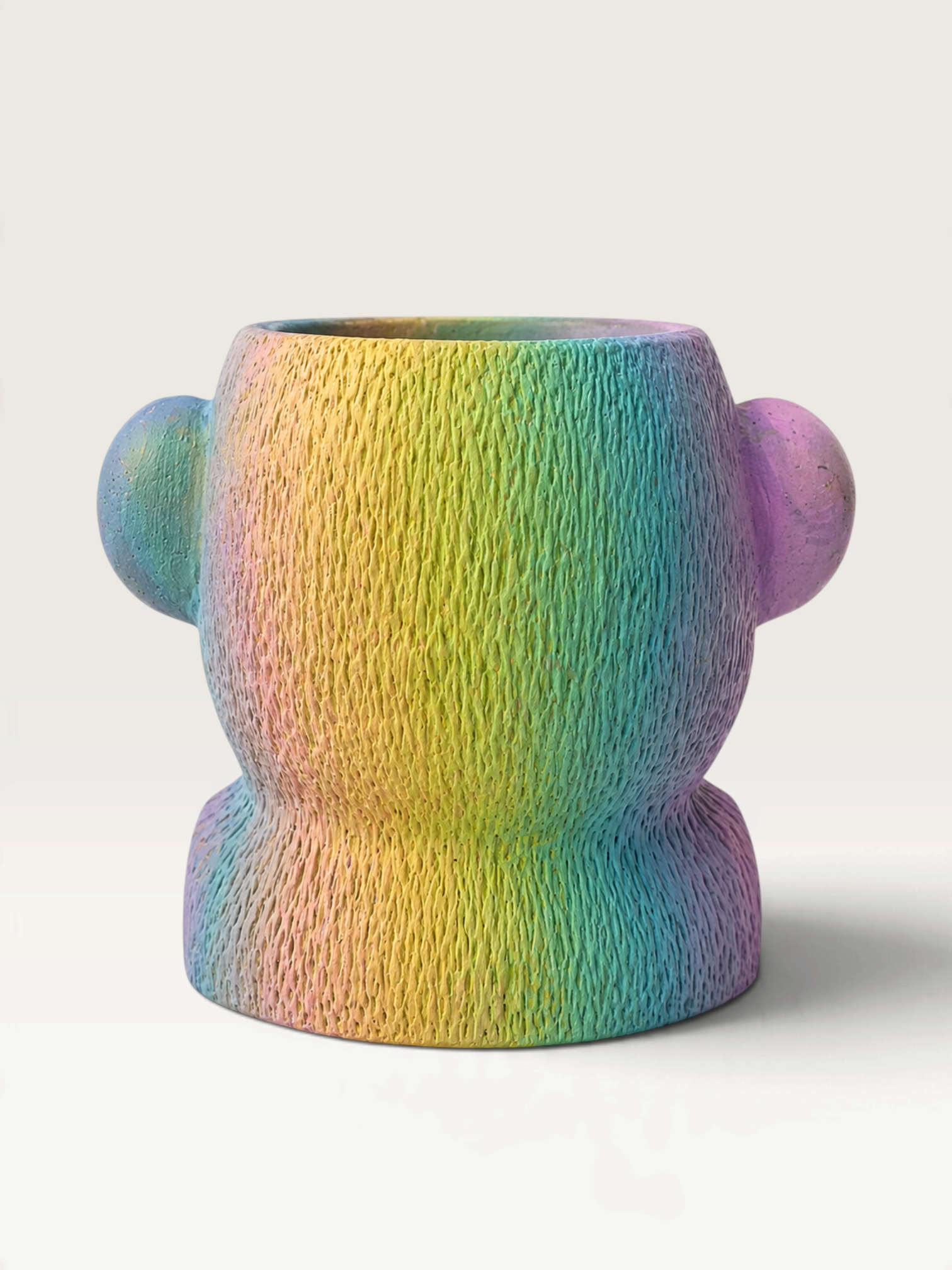 Vela escultórica Rainbow de THE IBIZA CANDLES pintada a mano con textura rugosa y degradado de colores vibrantes