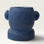Vela escultórica azul de THE IBIZA CANDLES con textura rugosa hecha a mano por Fabio Camarotta