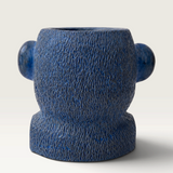 Vela escultórica azul de THE IBIZA CANDLES con textura rugosa hecha a mano por Fabio Camarotta
