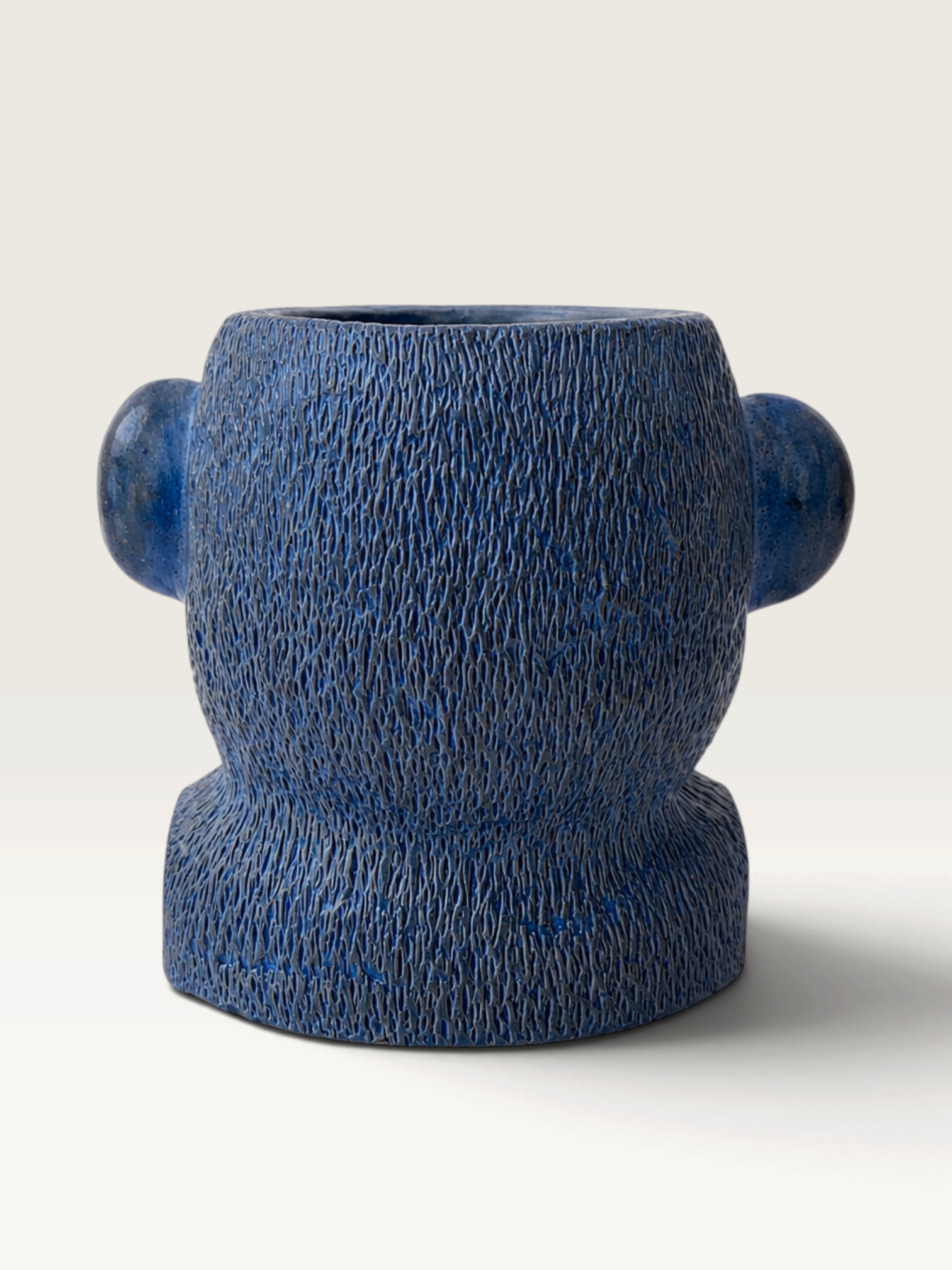 Vela escultórica azul de THE IBIZA CANDLES con textura rugosa hecha a mano por Fabio Camarotta