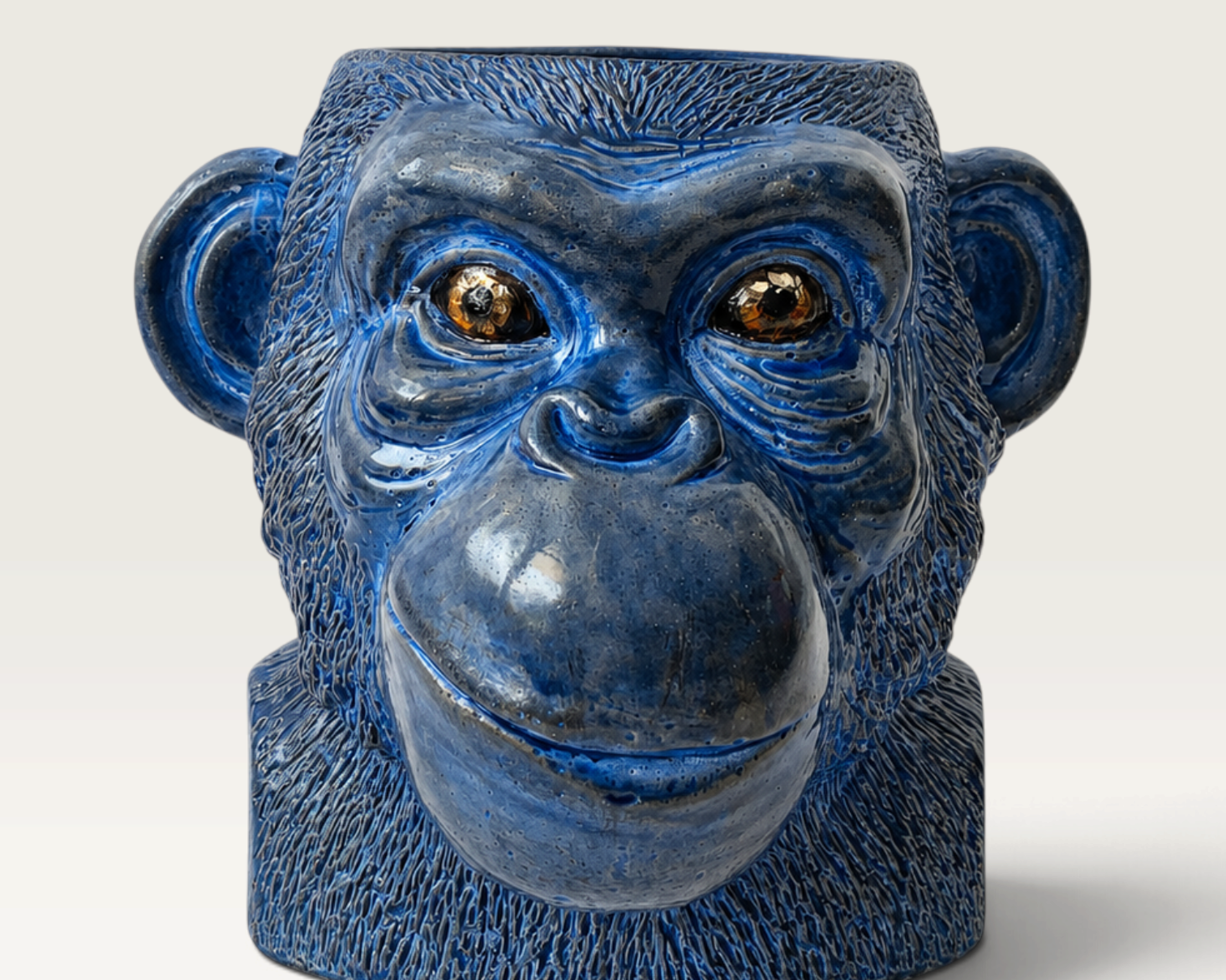 Vela escultórica azul de THE IBIZA CANDLES con forma de cabeza de mono, pintada a mano por Fabio Camarotta.