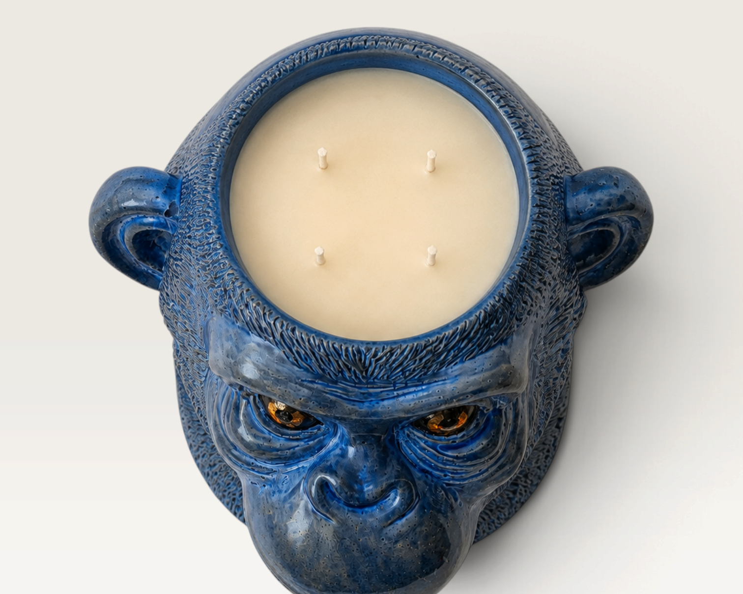 Vela artesanal THE IBIZA CANDLES con forma de cabeza de gorila azul, pintada a mano por Fabio Camarotta.