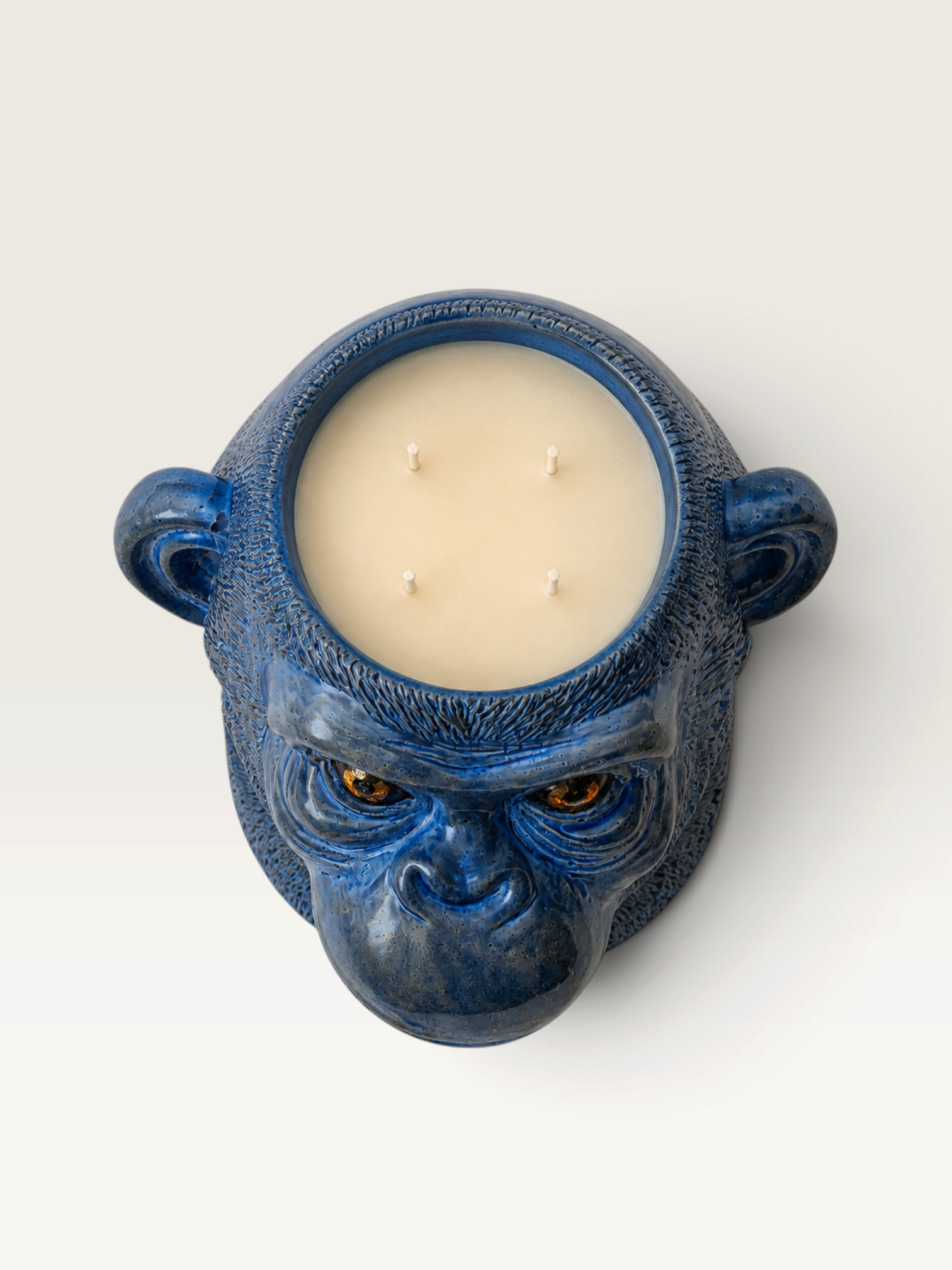 Vela artesanal THE IBIZA CANDLES con forma de cabeza de gorila azul, pintada a mano por Fabio Camarotta.