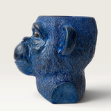 Vela escultórica azul THE IBIZA CANDLES con forma de cabeza de gorila, pintada a mano por Fabio Camarotta.