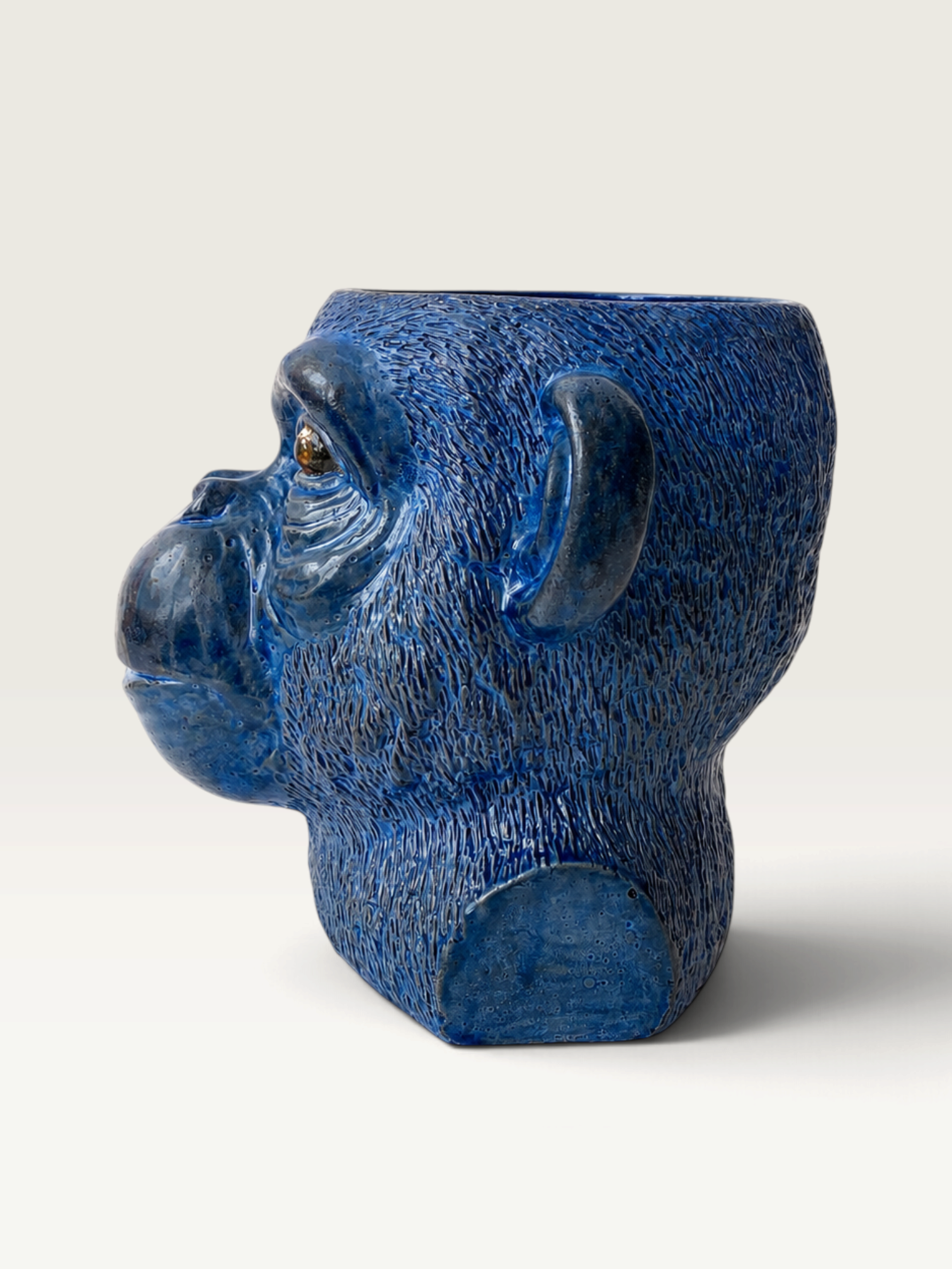 Vela escultórica azul THE IBIZA CANDLES con forma de cabeza de gorila, pintada a mano por Fabio Camarotta.
