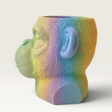 Vela escultórica Rainbow de THE IBIZA CANDLES con forma de cabeza de mono pintada a mano en tonos pastel degradados.