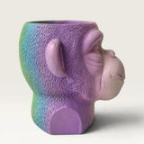 Vela escultórica Rainbow de THE IBIZA CANDLES con forma de cabeza de mono pintada a mano en tonos degradados