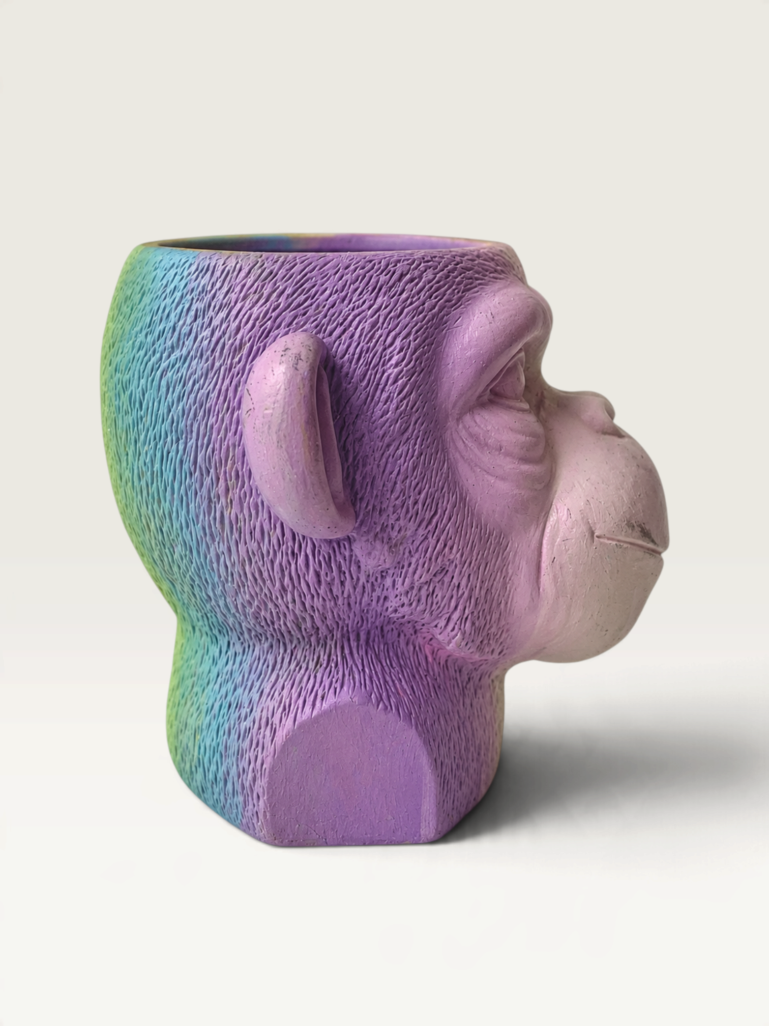 Vela escultórica Rainbow de THE IBIZA CANDLES con forma de cabeza de mono pintada a mano en tonos degradados
