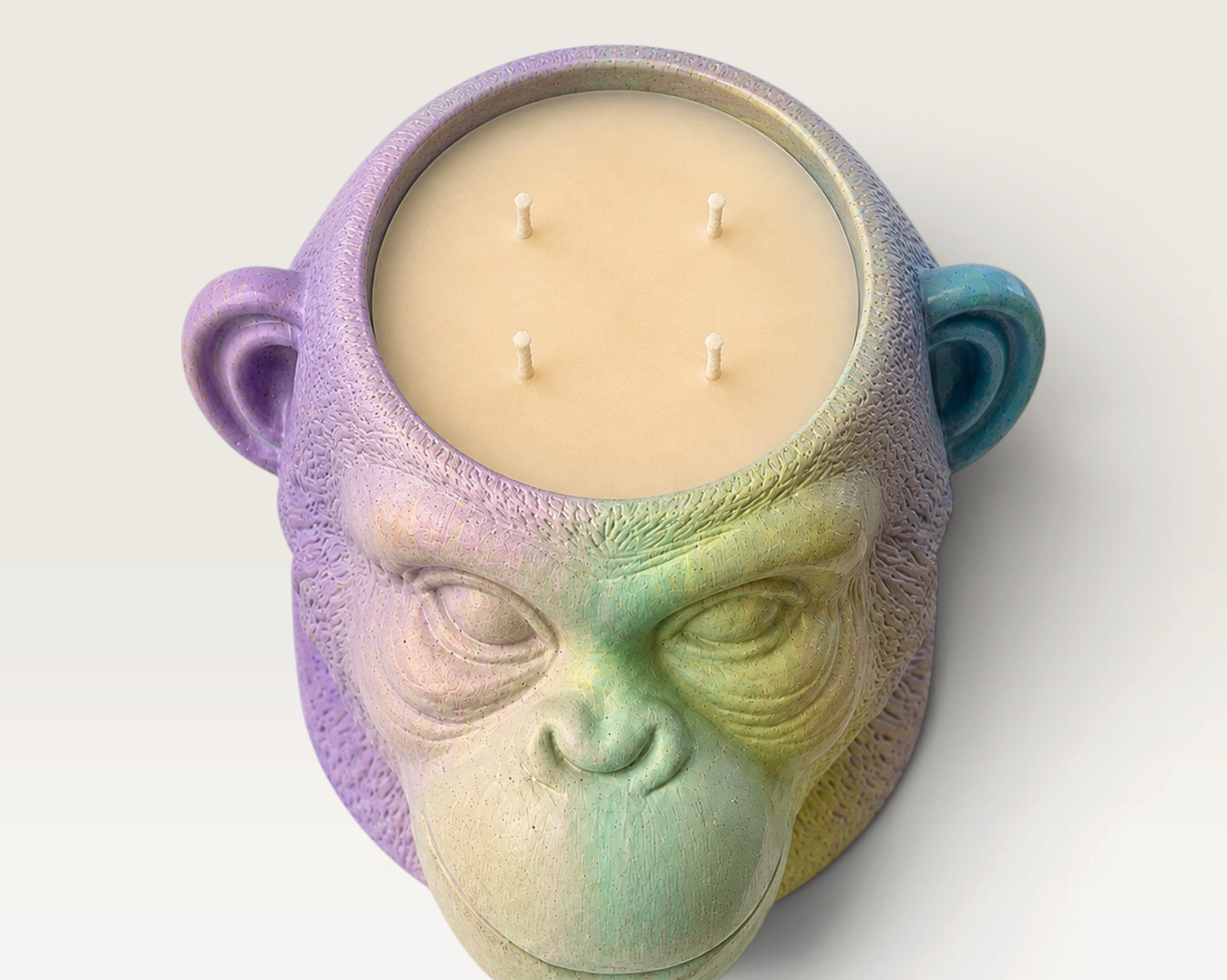 Vela artesanal Rainbow de THE IBIZA CANDLES con forma de cabeza de mono multicolor y cuatro mechas