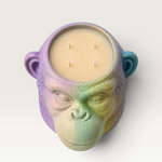 Vela artesanal Rainbow de THE IBIZA CANDLES con forma de cabeza de mono multicolor y cuatro mechas