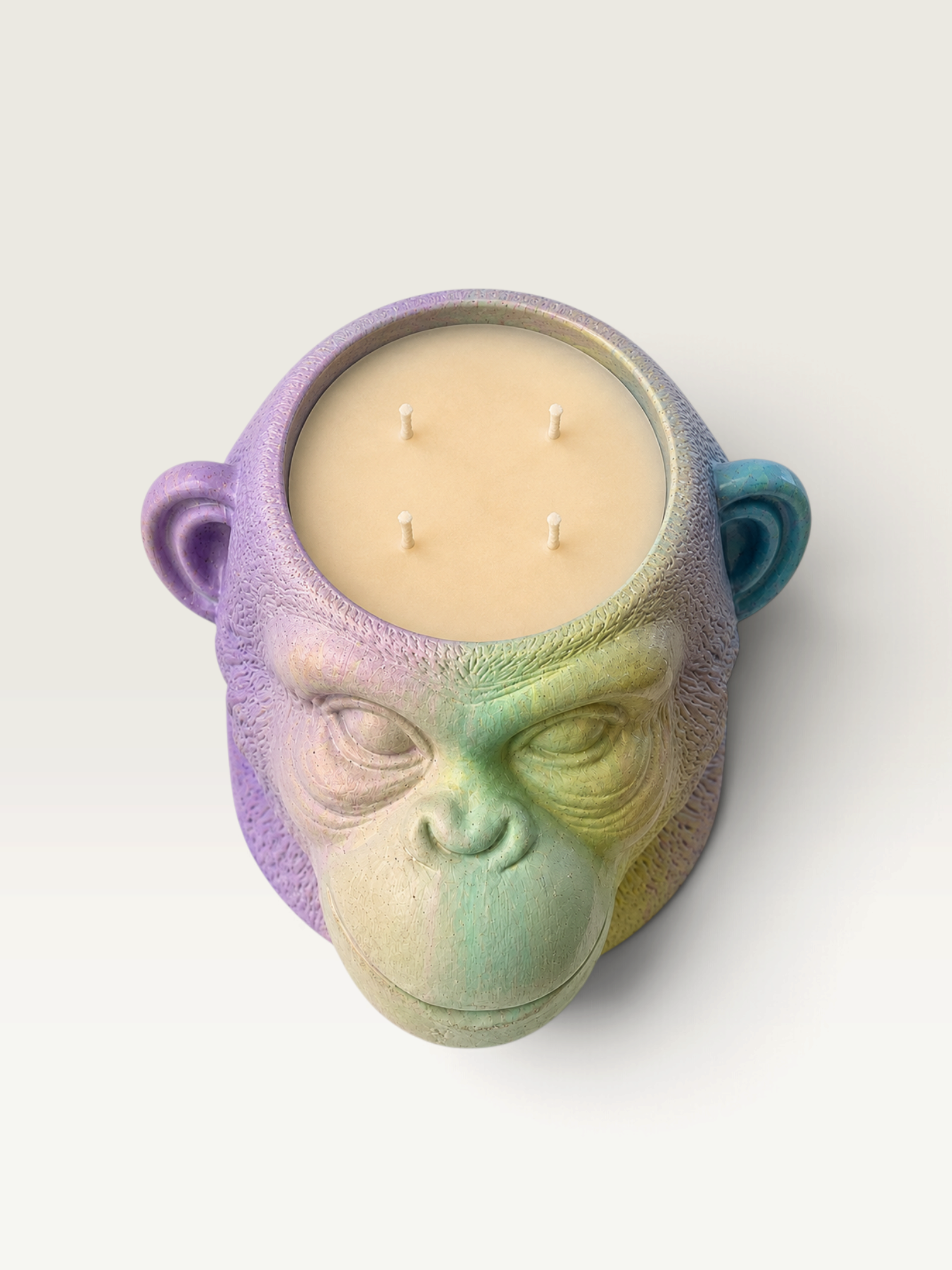 Vela artesanal Rainbow de THE IBIZA CANDLES con forma de cabeza de mono multicolor y cuatro mechas