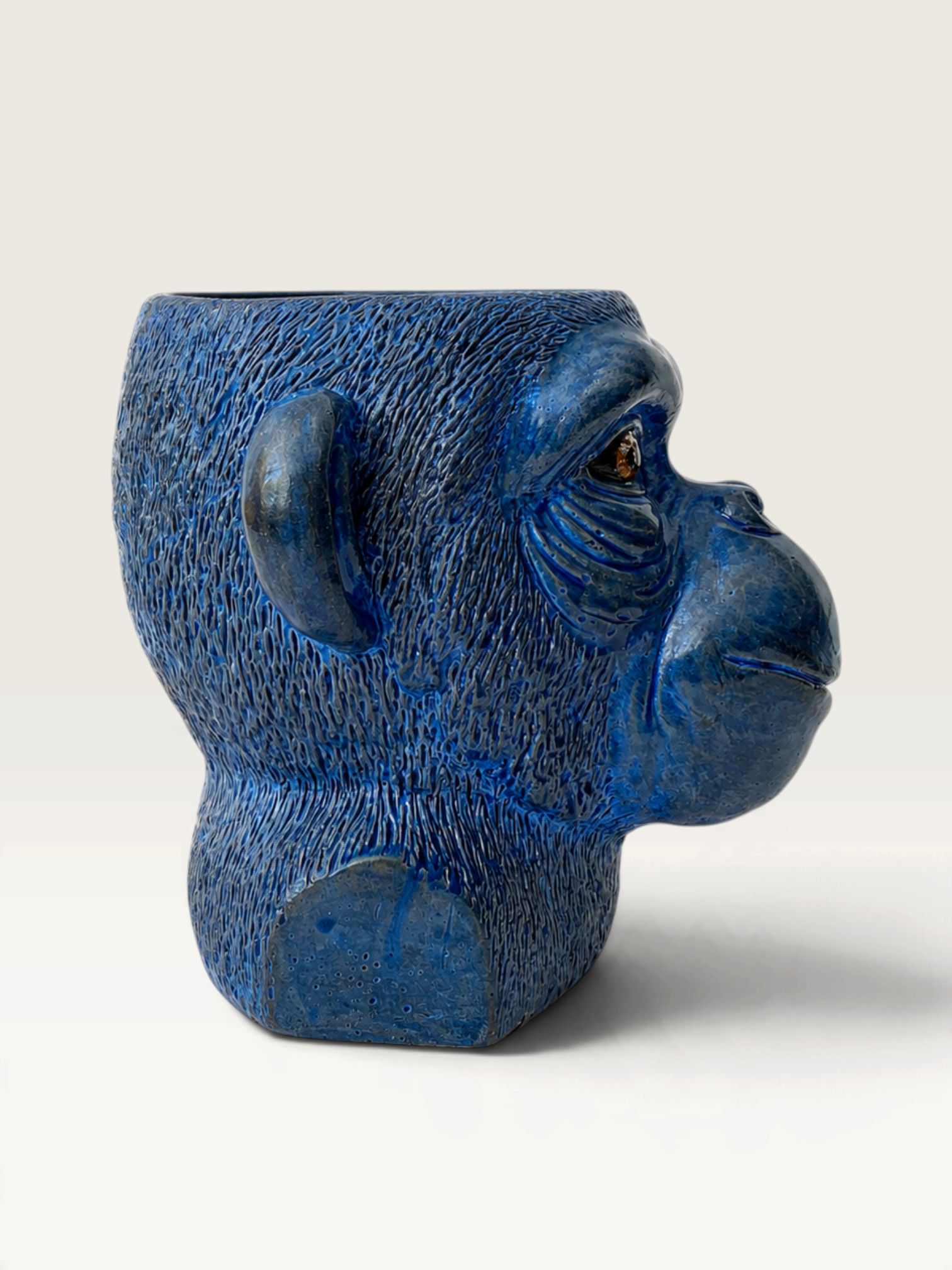 Vela escultórica azul THE IBIZA CANDLES con forma de cabeza de mono, pieza artesanal pintada a mano por Fabio Camarotta