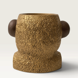 Vela decorativa THE IBIZA CANDLES con forma de cabeza de simio en tonos oro y bronce con textura detallada